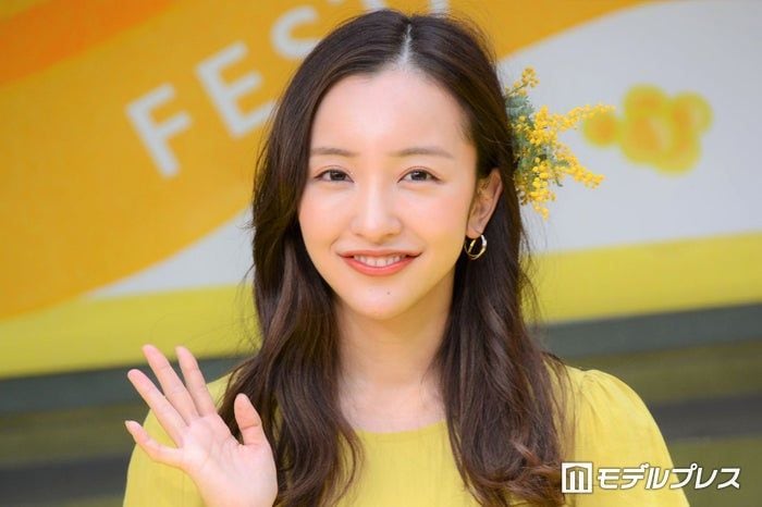 板野友美、夫&娘計画の誕生日サプライズに感動 家族ショット公開「全てが豪華」「素敵すぎる」の声