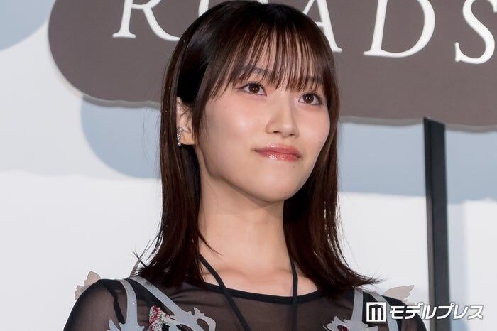 「鬼の花嫁」片岡凜、オフショルトップス姿に反響「スタイル抜群」「かっこいい大人の女性」