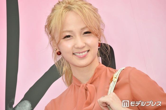 Dream Ami、ユニフォーム×ミニスカ姿で真っ直ぐ美脚ショット披露「異次元のスタイル」「可愛すぎて見惚れちゃう」