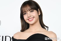 BLACKPINKリサ、ドット柄の透け感トップスでヘルシー肌見せ「圧巻の美ボディ」「色っぽくて可愛い」と絶賛の声