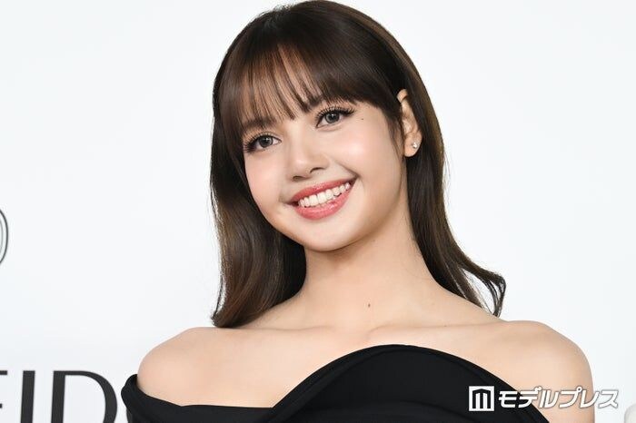BLACKPINKリサ、ドット柄の透け感トップスでヘルシー肌見せ「圧巻の美ボディ」「色っぽくて可愛い」と絶賛の声