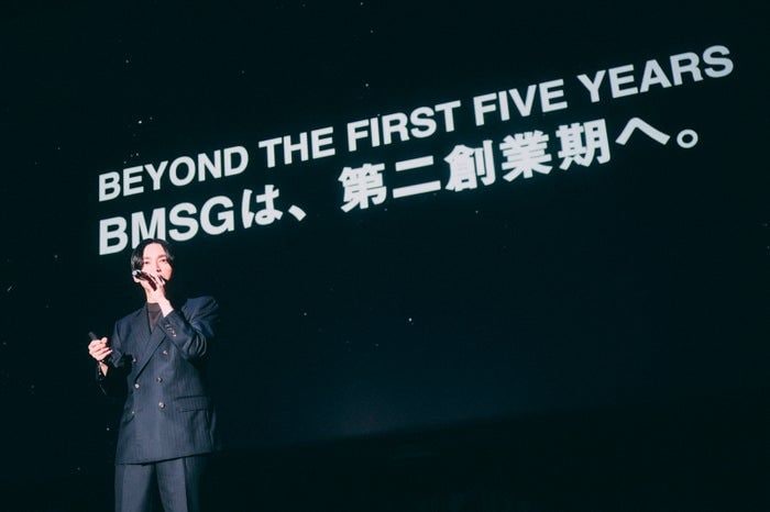 SKY-HI、2028年に向けフルアルバム制作中 新曲「VS資本主義」に込めた真意明かす