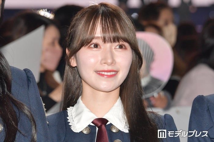 櫻坂46守屋麗奈、ノースリトップスで肌見せ「お姫様みたい」「透明感がすごい」の声