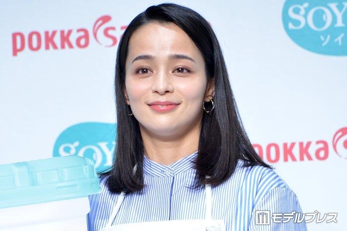 加藤ローサ、ゆで卵使ったお家ごはん&アスパラ肉巻き公開「顔みたいに見える」「夏向きで食べてみたい」と反響