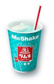 マクドナルド×森永製菓がコラボ、“6年ぶり復活”ラムネシェイク＆新作ミルクキャラメルパイも