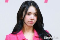 TWICEチェヨン、美脚際立つオーバーサイズTシャツで腕タトゥーチラリ「かっこいい」「見惚れてしまう」