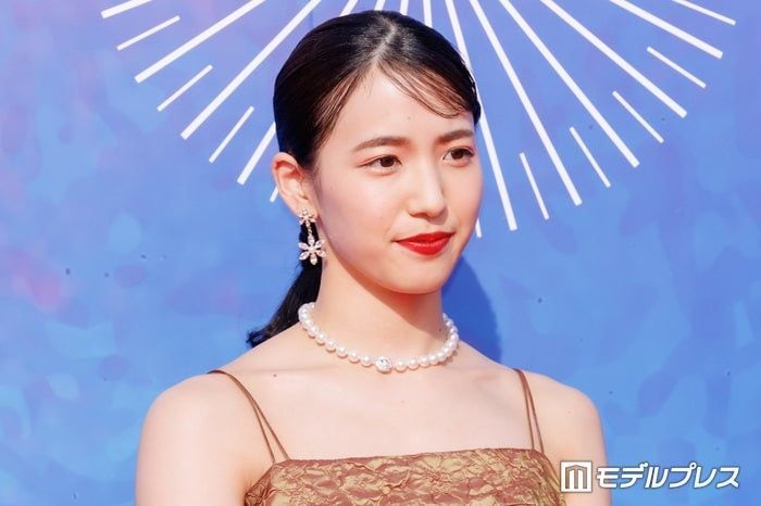 AKB48メンバー、ミニスカコーデで圧巻美脚披露「ビジュ優勝」「スタイル良すぎて二度見」