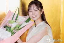 コットンきょんの美人妻「パパの女装用ウィッグつけてみた」0歳長男公開「女の子に間違われるのも納得」「おててもあんよもプリティすぎる」と反響