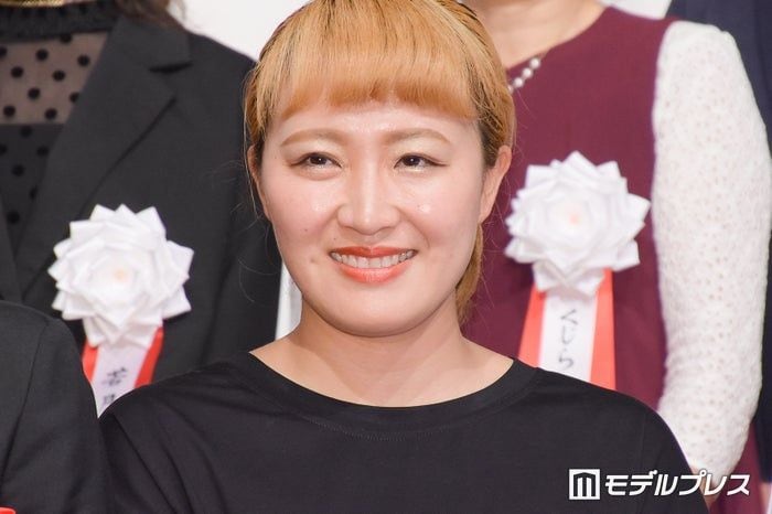 丸山桂里奈「関西人の血を引き継いでる」3歳娘のおふざけポーズショットに反響「血は争えない」「しっかり決まってる」