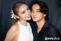 「シャッフルアイランド」かつよし＆フィーナカップル、1年間の思い出写真一挙公開「美男美女」「全部絵になる」の声