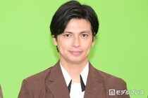 川崎希の夫・アレクサンダー「めっちゃ照れてる」本田圭佑選手と握手する息子の姿公開「表情が可愛すぎる」「特別な思い出になりそう」の声