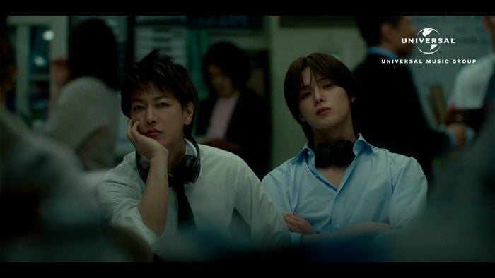 佐藤健＆K（&TEAM）新CM「花火の夏」篇解禁・舞台は会議室 Mrs. GREEN APPLE人気曲が世界観演出