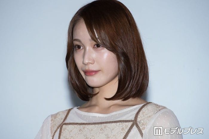 中村ゆりか、美デコルテ際立つ純白ドレス姿に反響続々「美しすぎます」「見惚れる」