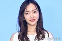 板野友美、プールでのビキニショットに熱視線「透き通るような美肌」「くびれが美しすぎる」