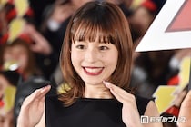 平野綾、父の命日に幼少期の家族ショット公開「お父さんもお母さんもお綺麗」「ほっぺがぷくぷくで可愛すぎる」の声