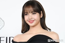 BLACKPINKリサ、ブラトップ×ざっくり切れ込みボトムで大胆肌見せ「頭身バランス神」「完璧ボディ」と絶賛の声