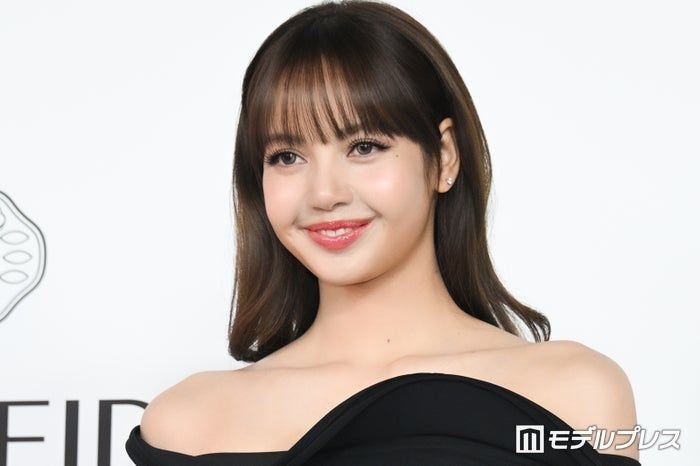 BLACKPINKリサ、ブラトップ×ざっくり切れ込みボトムで大胆肌見せ「頭身バランス神」「完璧ボディ」と絶賛の声