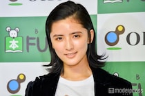 藤井萩花、美ボディ際立つ黒水着姿披露「レベチのスタイル」「着こなせるのがすごい」と絶賛の声