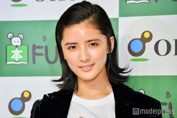 藤井萩花、美ボディ際立つ黒水着姿披露「レベチのスタイル」「着こなせるのがすごい」と絶賛の声