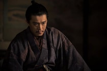大河「豊臣兄弟！」信長役・小栗旬、平手打ち・ドロップキック…迫力アクションに視聴者震撼「まるでクローズZERO」「怖すぎる」