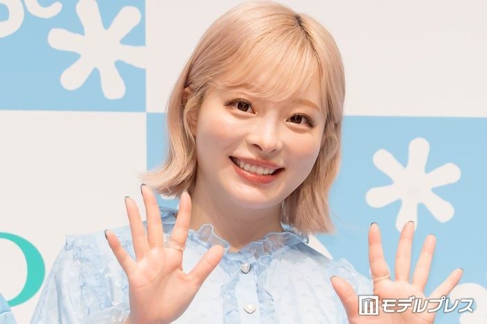 1児の母・きゃりーぱみゅぱみゅ、パリの街中で子どもを抱いた笑顔ショット公開「幸せそうな写真にほっこり」「お子さん大きくなってる」の声