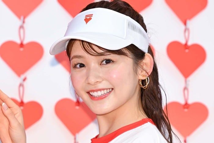 久間田琳加、素肌輝くノースリ×デニムコーデでディズニー「猫耳の似合い方レベチ」「可愛さにノックアウト」と反響