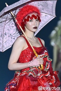 FRUITS ZIPPER鎮西寿々歌、帽子に髪インで雰囲気ガラリ 真っ赤なドレス×レース傘で魅力全開【TGC新潟2026】