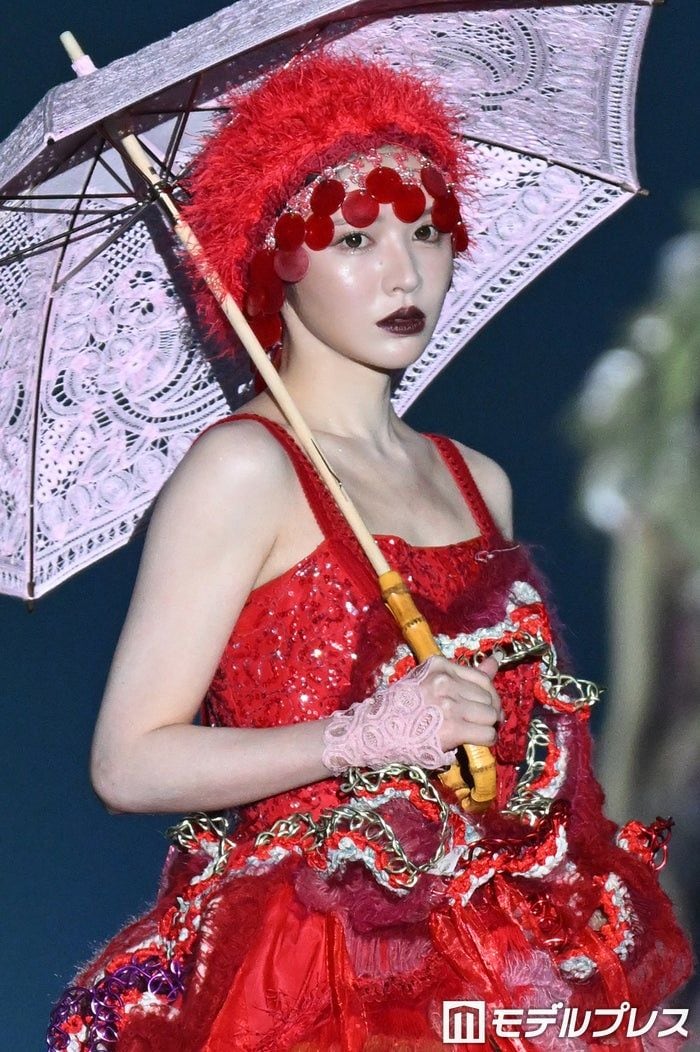 FRUITS ZIPPER鎮西寿々歌、帽子に髪インで雰囲気ガラリ 真っ赤なドレス×レース傘で魅力全開【TGC新潟2026】