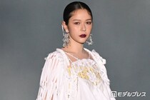 村重杏奈、トップバッターで「TGC新潟」開幕 レースドレスで美スタイル輝く【TGC新潟2026】