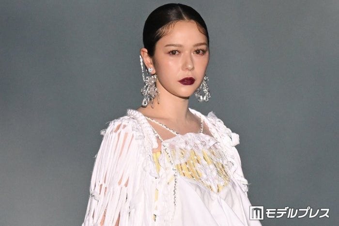 村重杏奈、トップバッターで「TGC新潟」開幕 レースドレスで美スタイル輝く【TGC新潟2026】