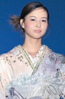 貴乃花光司の娘・白河れい、繊細な花柄和装コーデ 気品あふれる振り返り魅せる【TGC新潟2026】