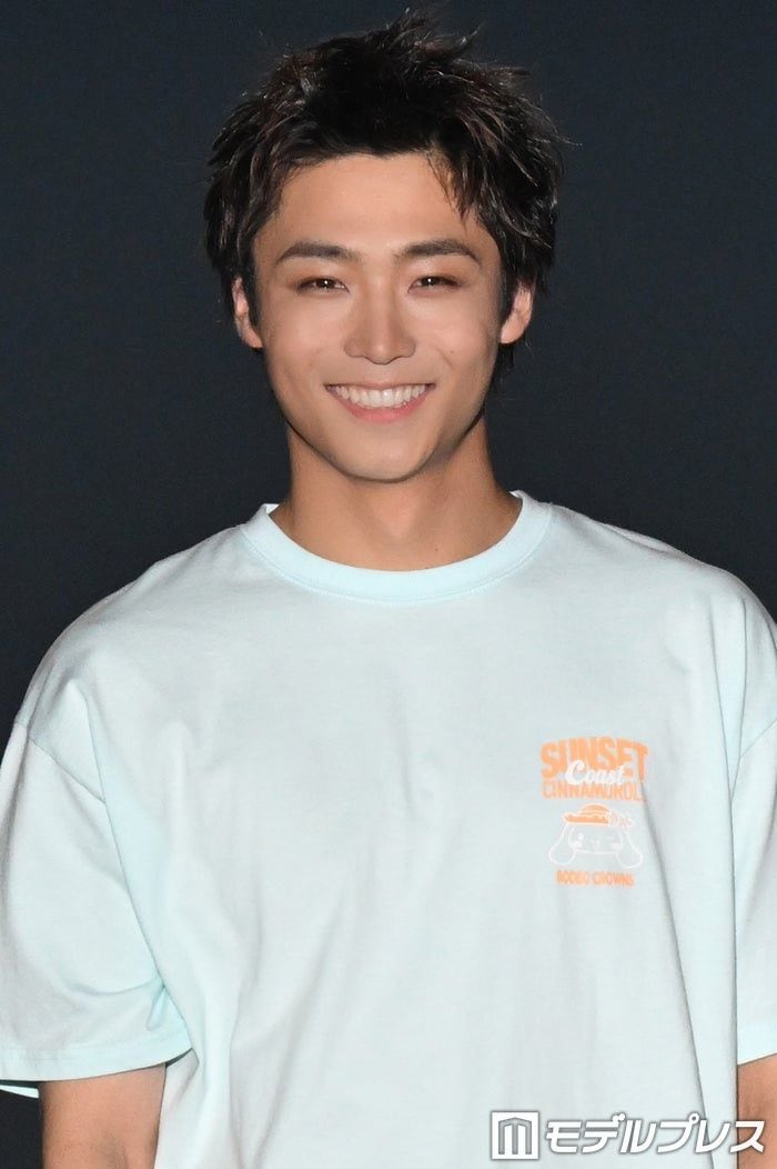 WATWING八村倫太郎、シンプル白Tコーデ 満面の笑顔でウインク「射抜かれた」「キラキラでまぶしい」【TGC新潟2026】