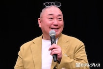 2児の父・山本圭壱、1歳長女・にこりちゃんとの公園ショット披露「2人のサイズ感が愛おしい」「両手でジュース持ってて可愛い」の声