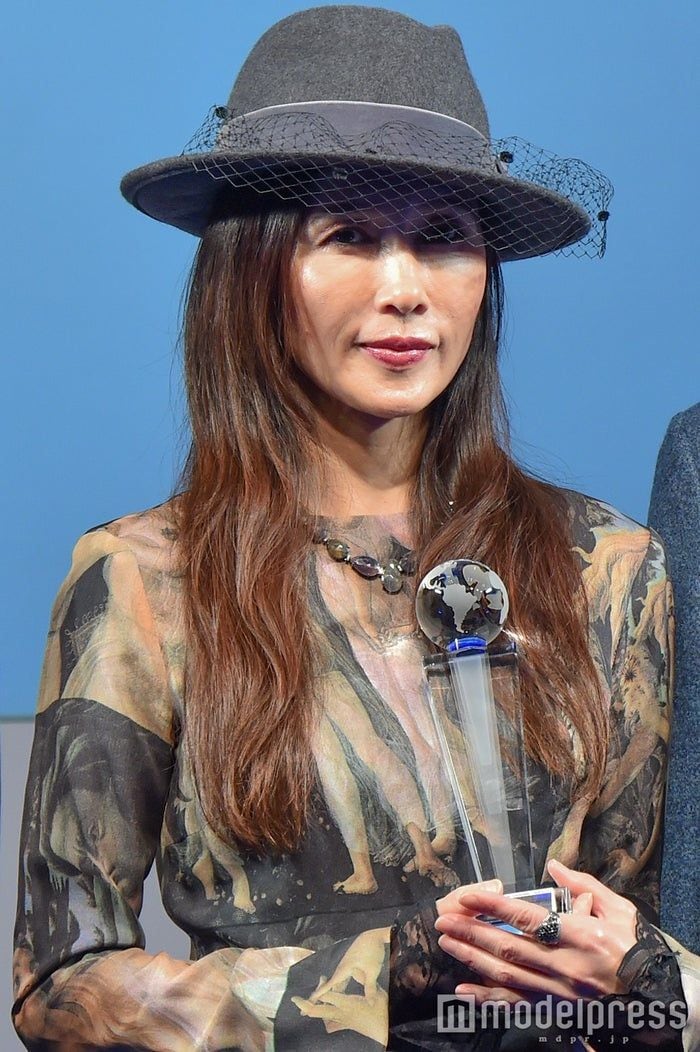 工藤静香、自宅庭で採れたシソ使ったカツオ料理披露「ヘルシーで美味しそう」「野菜盛り盛りで彩り綺麗」の声