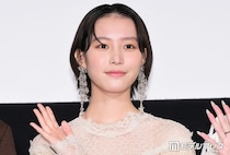 南沙良、美スタイル際立つノースリドレス姿披露 ニューヨークでのオフショットに絶賛の声「スタイル抜群」「透明感半端ない」