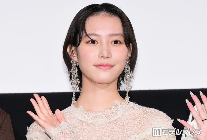 南沙良、美スタイル際立つノースリドレス姿披露 ニューヨークでのオフショットに絶賛の声「スタイル抜群」「透明感半端ない」