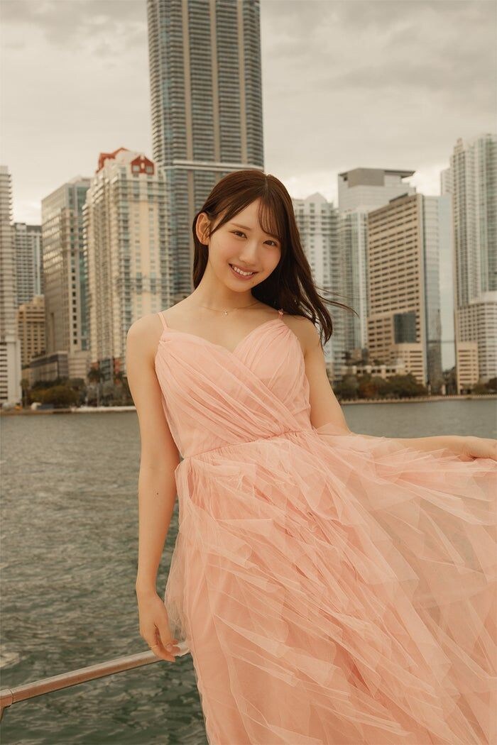 日向坂46藤嶌果歩、海上でピンクドレス着こなし微笑む 1st写真集先行カット第15弾解禁【果実の歩幅】