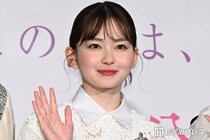 山田杏奈、膝上ワンピで美脚スラリ ドイツ街中ショットに「美しすぎて見惚れる」「まるで映画のワンシーン」と反響