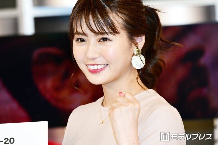 “準ミス青山”井口綾子、大胆胸元&背中開きオフショル姿に反響「大人の色気全開」「肩のラインが綺麗」