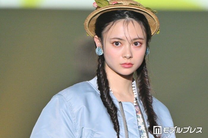 “顔面重要文化財”AKB48センター伊藤百花、ショーパン×透けニーハイコーデで美脚スラリ「絵になる美しさ」「スタイル良くて憧れる」と反響