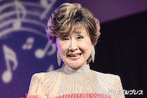 小林幸子、母の命日に幼少期の家族写真公開「親子揃って美人」「素敵な3姉妹」の声