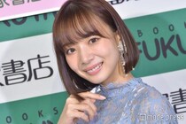 岡田紗佳、ミニスカ×柄ストッキング衣装でスラリ美脚披露「等身バランス神」「脚長すぎ」