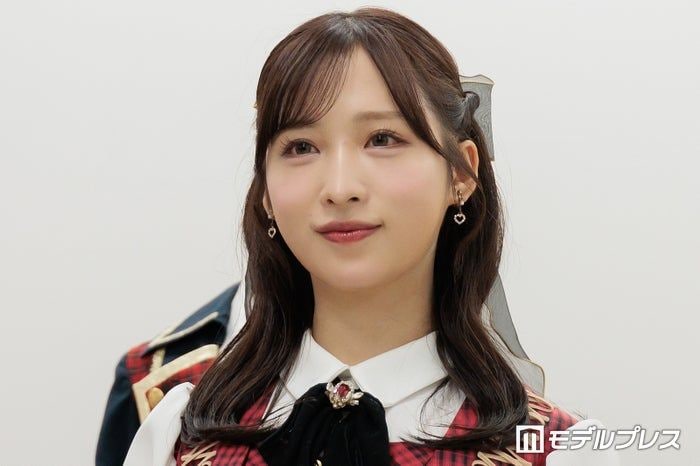 AKB48小栗有以、色白肌際立つノースリワンピ姿「リアル天使すぎる」「美しさが加速してる」と反響