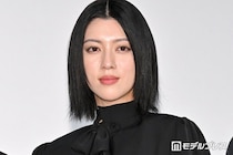 三吉彩花、黒シースルーシャツから美ウエスト大胆披露「異次元のスタイル」「美しすぎる」と絶賛の声