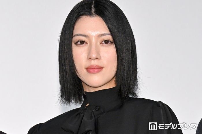 三吉彩花、黒シースルーシャツから美ウエスト大胆披露「異次元のスタイル」「美しすぎる」と絶賛の声