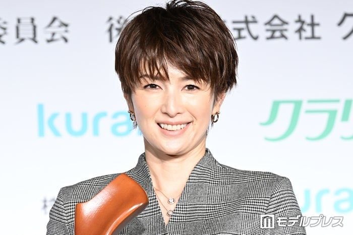 吉瀬美智子、美脚際立つミニ丈ボトムスショットに絶賛の声「理想のスタイル」「脚のラインが芸術レベル」