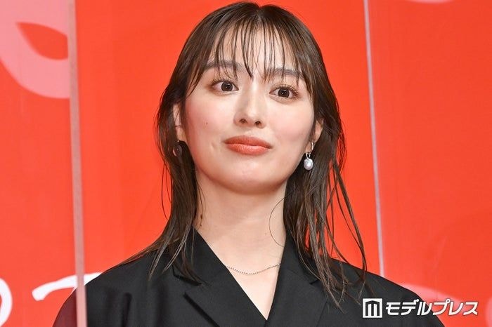 内田理央、ほっそり二の腕際立つノースリコーデ公開「私服もオシャレすぎる」「スタイル抜群」の声