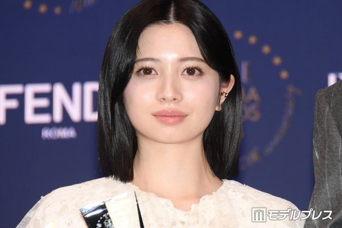 桜田ひより、大胆ワンショルダードレスで美デコルテ輝く「大人っぽくて美しい」「透明感がすごい」と反響