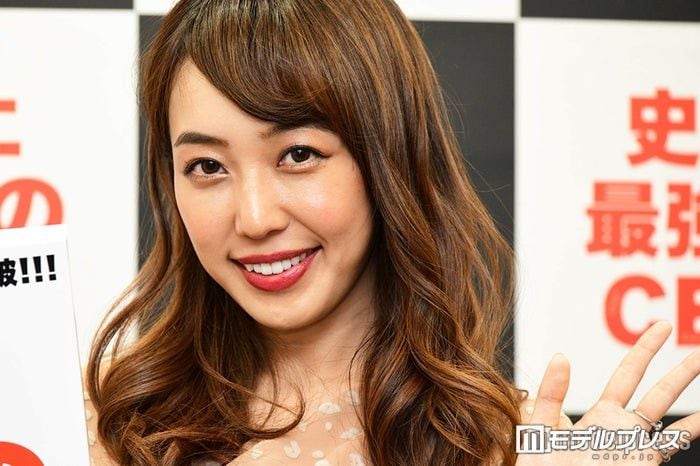 3児の母・川崎希「色々試し中」1歳次女への“手掴み”ご飯公開「小さな手でも食べやすそう」「愛情がいっぱい」の声