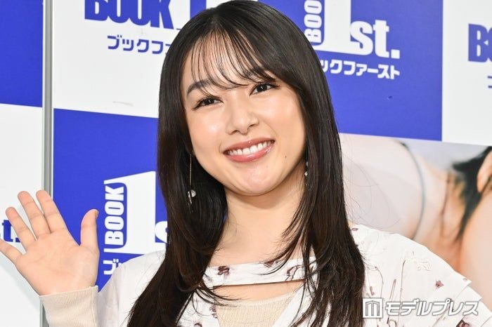 桜井日奈子、オフショル衣装ショット披露「肌が綺麗」「透明感すごい」の声